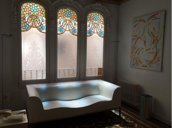 interior casa con sofá y cristalera