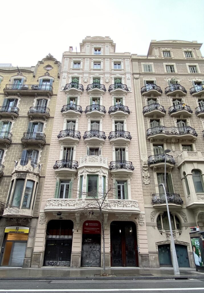 exterior edificio con balcones