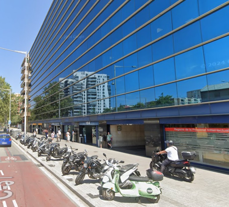 exterior edificio acristalado con motos en la acera