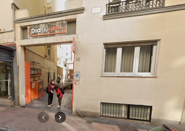 exterior edificio con supermercado