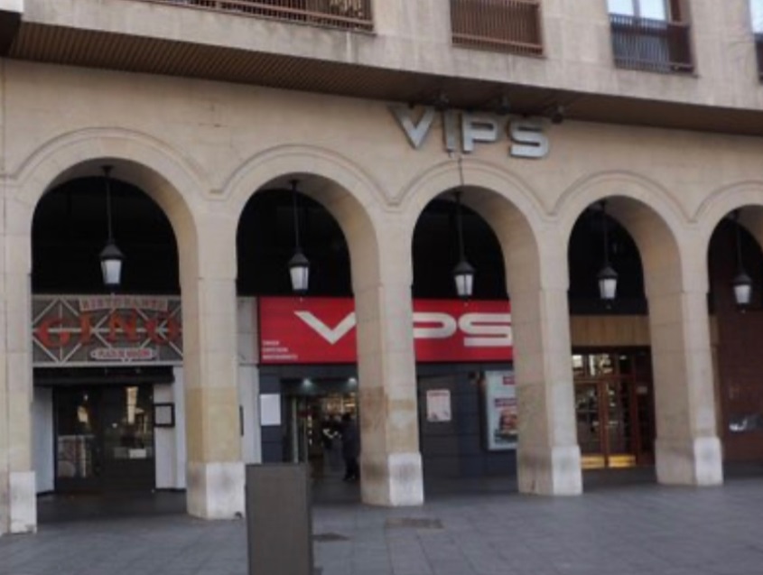 exterior con varios restaurantes